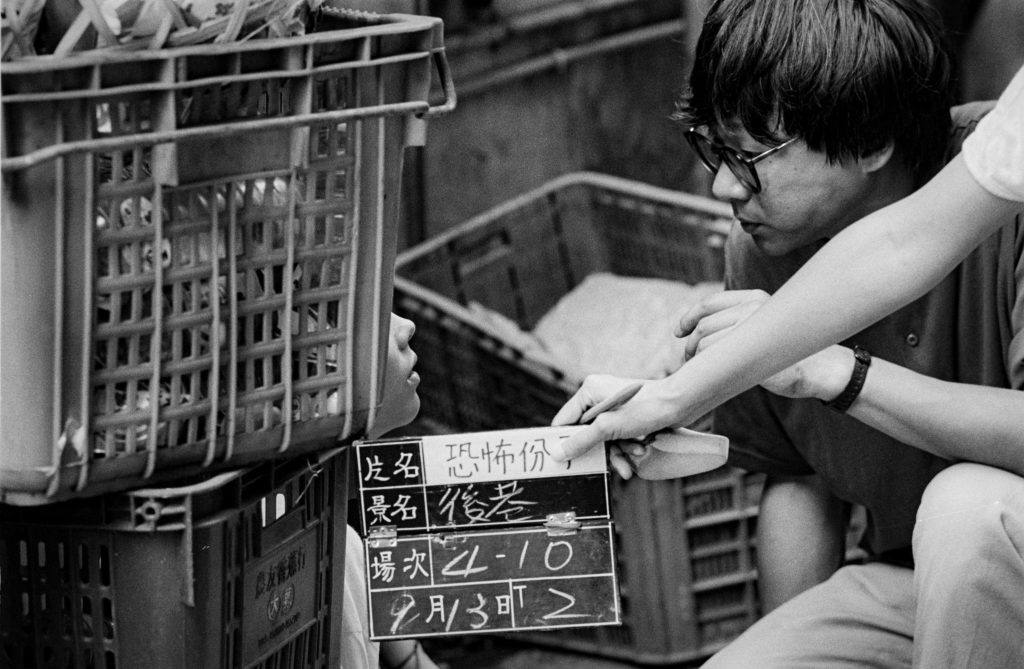 楊德昌導演於《恐怖份子》拍攝現場，1986。攝影：劉振祥。劉振祥提供。