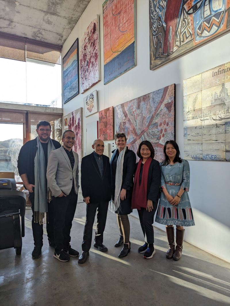 左起為雪梨雙年展共同藝術總監、雙年展執行長與駐雪梨辦事處文化組長陳芝儀等人合影。