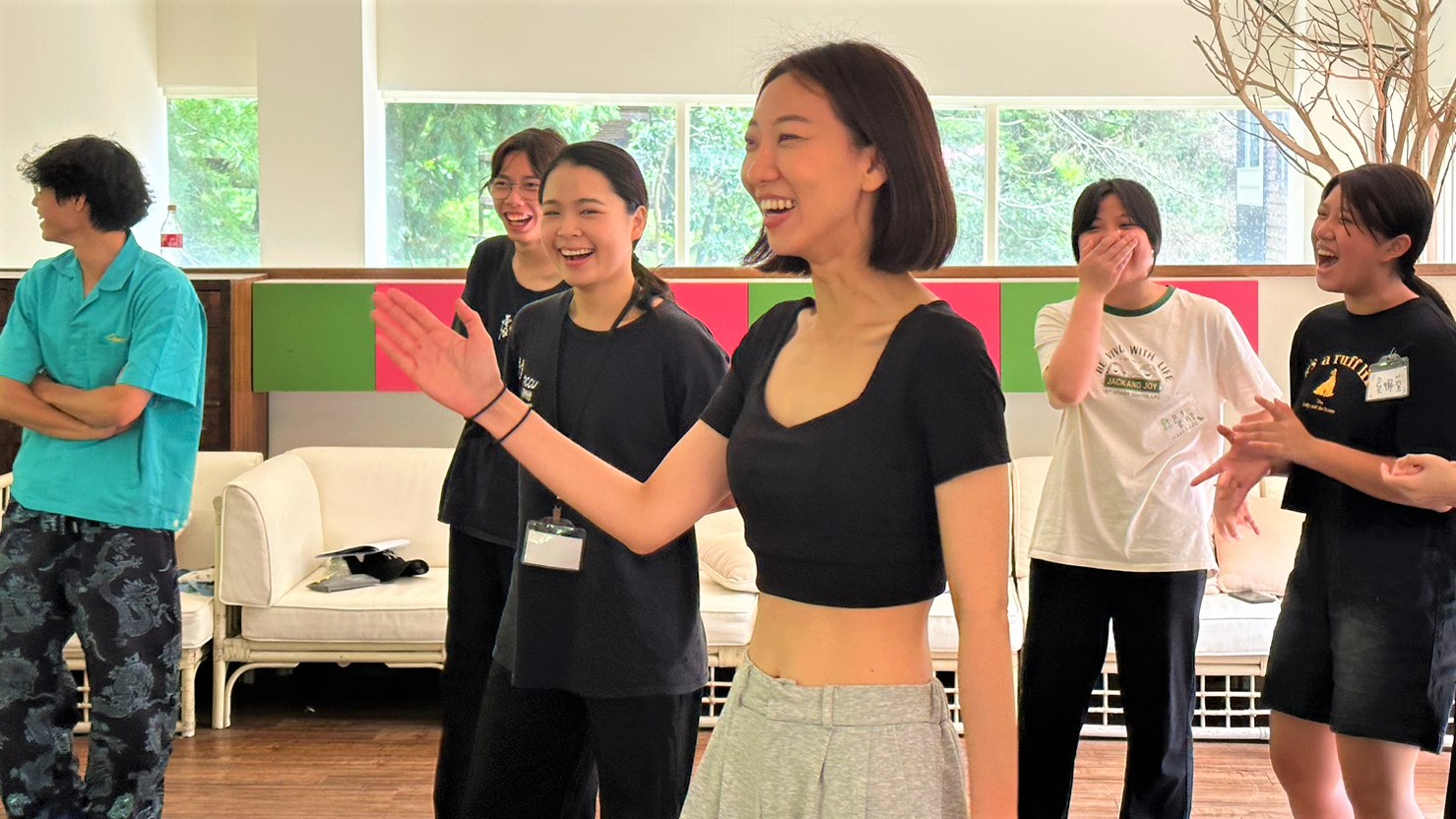 朱宥琳老師，職業演員及表演指導，文化大學戲劇系表演兼任講師。